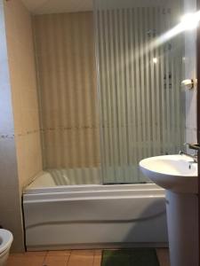 La salle de bains est pourvue d'une douche, d'une baignoire et d'un lavabo. dans l'établissement Sea View One Bedroom in Hurghada - H105, à Hurghada