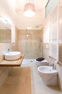 a bathroom with two sinks and a toilet at Da Gillo in Trieste