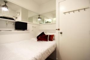 Uma cama ou camas num quarto em Apple lnn Causeway Bay
