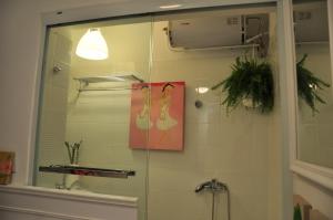 Uma casa de banho em Apple lnn Causeway Bay