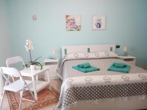 a bedroom with a bed and a table and chairs at B&b la finestra sul mare in Capo dʼOrlando