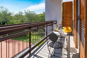 a balcony with a table and a bowl of fruit at Casa Claire in Bardolino