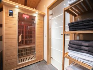 garderoba z klatką w środku w obiekcie Penzion Na barokní cestě Wellness & Spa w mieście Plasy +21 zdjęć