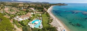 an aerial view of a resort and the beach at Appartamento a Pula Vicino al Mare in Pula