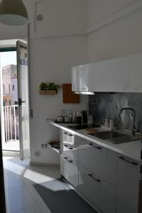 Kuchyň nebo kuchyňský kout v ubytování Il profumo dei Sassi Holiday Home