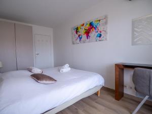 カンヌにあるAppartement de standing Cannesの白いベッド(枕2つ付)が備わる客室です。