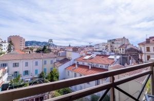 カンヌにあるAppartement de standing Cannesのバルコニーから市街の景色を望めます。