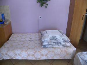 een kleine slaapkamer met een bed in een kamer bij Stajnia Grazyny Mikorowo 46 in Czarna Dąbrówka