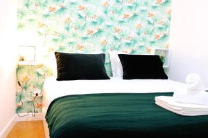 Llit o llits en una habitació de FeelCoimbra Apartamento Santa Cruz