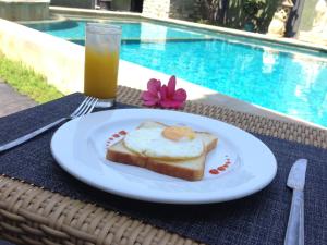 Kolam renang di atau dekat dengan Villa Kenanga in Meninting By The Beach