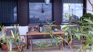 une table et des chaises sur une terrasse agrémentée de plantes dans l'établissement Appartment Cerny, à Eisenstadt