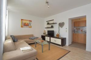 ein Wohnzimmer mit einem Sofa und einem Tisch in der Unterkunft Ferienwohnung Sonneberg in Sonneberg