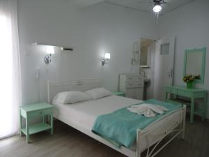 Postel nebo postele na pokoji v ubytování Kallithea Studios