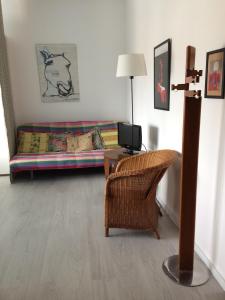 1 dormitorio con 1 cama, 1 silla y 1 mesa en Smart apartment Mare & Movida, en Pescara