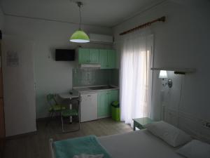 Postel nebo postele na pokoji v ubytování Kallithea Studios