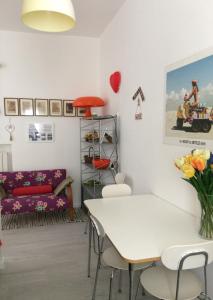 sala de estar con mesa y sofá en Smart apartment Mare & Movida, en Pescara