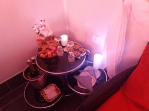 Tourville-les-Ifsにあるgite proche etretatの小さなお部屋で、果物とキャンドルを用意したテーブルが備わります。