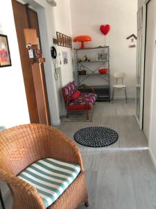 sala de estar con sofá y silla en Smart apartment Mare & Movida, en Pescara