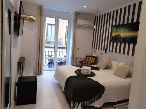 une chambre d'hôtel avec un lit et une fenêtre dans l'établissement Hostal Mendoza, à Madrid