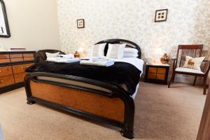 A bed or beds in a room at Coppice House 