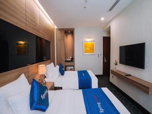 En TV eller et underholdningssystem på Spring Hotel Hanoi