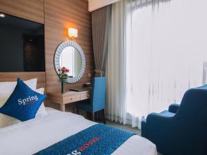 En eller flere senger på et rom på Spring Hotel Hanoi