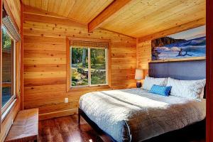 um quarto com uma cama num chalé de madeira em Snug Harbor Resort and Marina em Friday Harbor