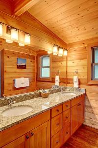 Baño con 2 lavabos en una cabaña de madera en Snug Harbor Resort and Marina en Friday Harbor