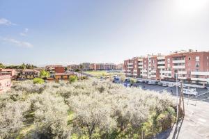 ラ・ロマニーナにあるAnagnina Apartmentの建物や木々が並ぶ市街の景色