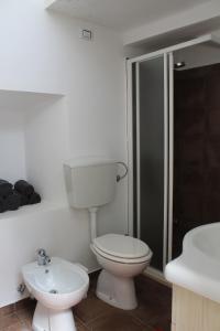 een witte badkamer met een toilet en een wastafel bij Appartamento in centro storico zona Gallipoli in Parabita