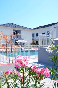 - Vistas a un complejo con flores rosas en Residence Marea Resort, en Santa-Lucia-di-Moriani