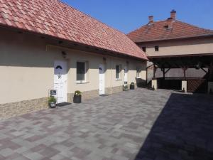 a courtyard of a building with a red roof at Türkiz Apartman in Tokaj