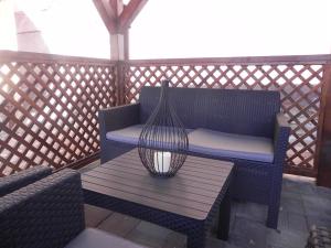 A seating area at Türkiz Apartman