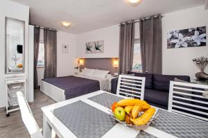 een kamer met een eettafel en een kamer met een bed bij Studio Apartment Sunce in Rovinj