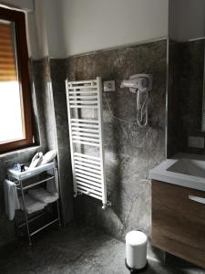uma casa de banho com um lavatório e um telefone na parede em Tra I Castelli em Filiano
