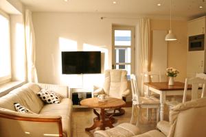 a living room with a couch and a table at Gästhuus - Urlaub aan de Ostsee in Timmendorfer Strand