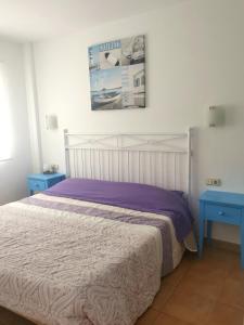コラレホにあるPiccola Oasiのベッドルーム1室(ベッド1台、青いテーブル2台付)