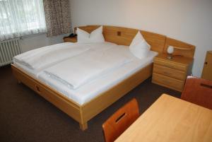Postel nebo postele na pokoji v ubytování Hotel Garni am Hechenberg