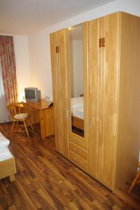 Postel nebo postele na pokoji v ubytování Hotel Garni am Hechenberg