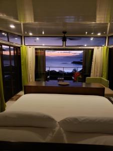 Llit o llits en una habitació de Hotel Laguna Arenal