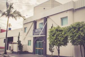 un edificio con un cartel que lee la sede del hotel en HOTEL LUAR ATLANTICO, en Balneário Camboriú