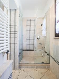 Et badeværelse på La Strada al mare + 19 billeder