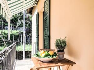 un bol de fruta sentado en una mesa en un porche en La Strada al mare, en La Spezia