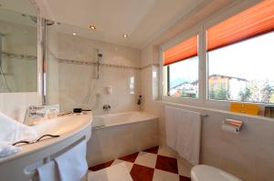 Ett badrum på Hotel Garni Panorama