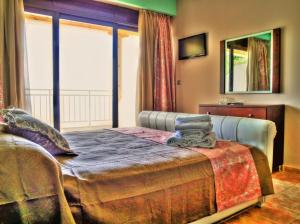 Кровать или кровати в номере Maranton Beach Hotel