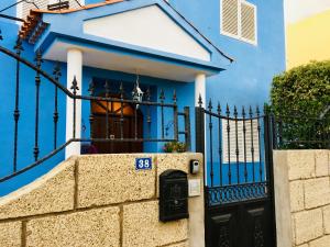 een blauw huis met een brievenbus voor een poort bij Bed & Breakfast Tenerife in San Miguel de Abona
