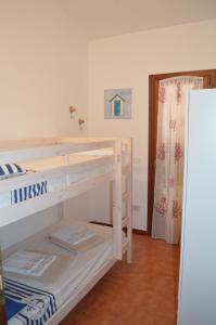 een slaapkamer met een stapelbed in een kamer bij Appartamento a Vignola Mare in Aglientu