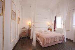 A bed or beds in a room at Moshinos Hotel