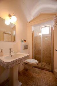 A bathroom at Moshinos Hotel