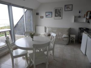 a kitchen and dining room with a table and chairs at Appartement Kervoyal in Kervoyal